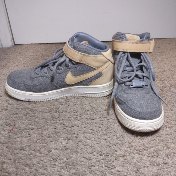 Nike Air Sneakers - Picture 3 of 3